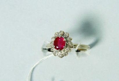 null 316- Bague en or gris sertie d'un rubis dans un entourage de brillants

Pds...