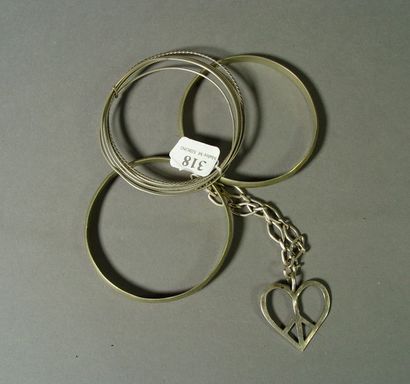 null 318- Quatre bracelets en argent

Pds : 64 g