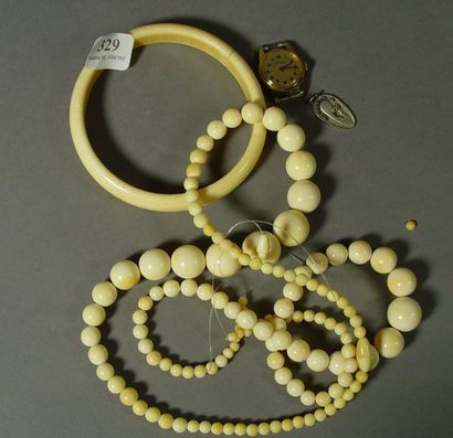 null 329- Montre KELTON, bracelet et colliers en os, médaille religieuse