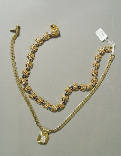 null 330- Deux colliers fantaisie en métal doré