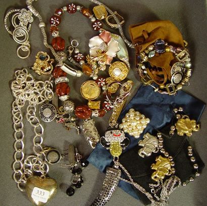 null 333- Bijoux fantaisie : colliers, bracelets, broches et clips d'oreilles