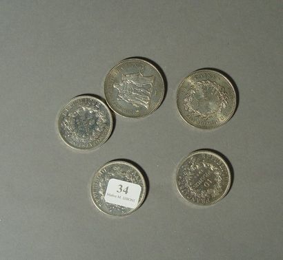 null 34- Trois pièces de 10 F et deux pièces de 50 F en argent