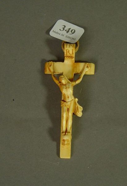 null 349- Crucifix en ivoire