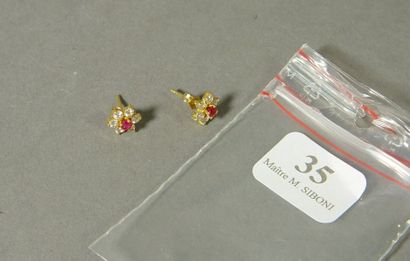 null 35- Paire de boucles d'oreilles en or jaune serties de pierres blanches et pierre...