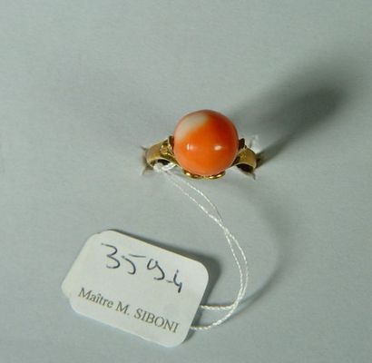 null 
  359-4- Bague en or jaune et perle de corail                 60/80 €

  Pds...