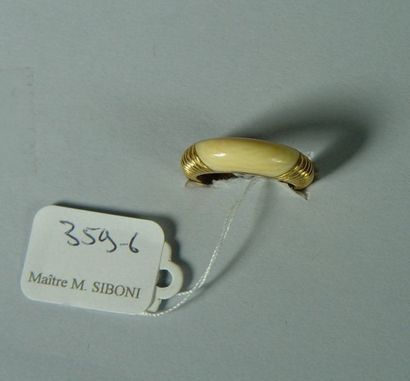 null 
359-6- Bague en or jaune et ivoire                                                                                                           ...