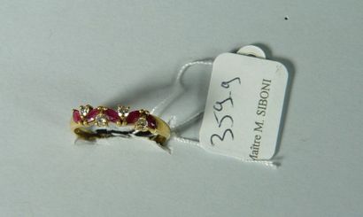 null 
359-9- Bague en or jaune sertie de petits                   100/150 €

   diamants...