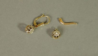 null 359- Paire de boucles d'oreilles en or jaune serties de petits brillants 

(une...