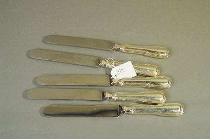 null 428- Cinq grands couteaux de table, manches en métal argenté

Style Louis X...