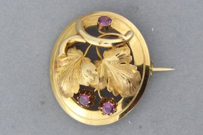 null 43- Broche Napoléon III en or à motif de feuilles serties de pierres

Pds :...