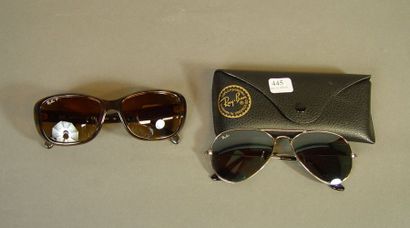 null 445- Trois paires de lunettes de soleil RAY BAN