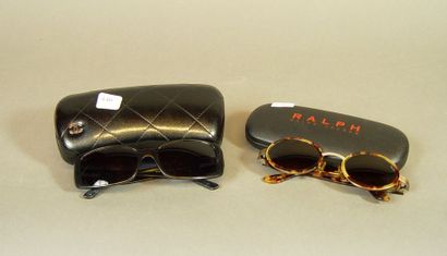 null 446- Deux paires de lunettes de soleil : CHANEL et Ralph LAUREN