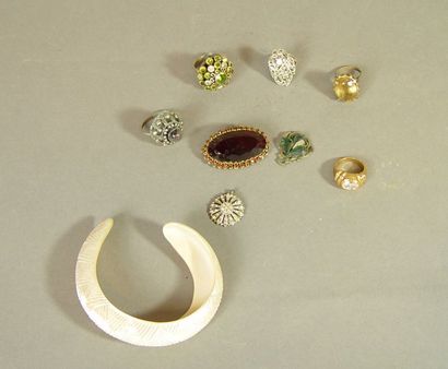 null 453- Lot de bijoux fantaisie : bracelet, bagues et broches