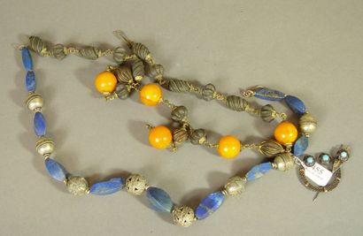 null 455- Deux colliers de perles lapis-lazuli et perles jaunes, et épingle en argent...