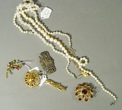 null 50- Lot de bijoux fantaisie : broches, colliers et bracelets