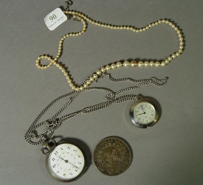 null 90- Pièce de 5 F en argent, montre de col, montre de gousset et collier fan...