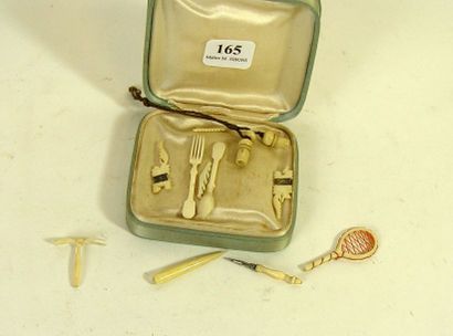 null 165- Miniatures en ivoire dont : pioche, raquette, couvert, ...