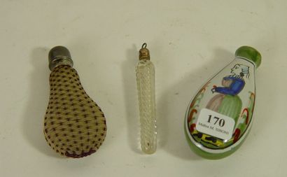 null 170- Trois flacons en verre, porcelaine et flacon tressé