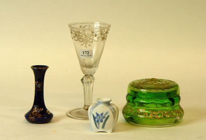 null 172- Verre en cristal gravé, vase et boîte en verre émaillé et vase en porc...