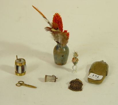 null 174- Objets miniatures : tonneau, chope, ciseaux, vase, etc.