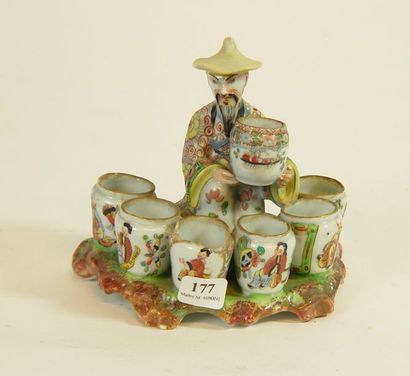 null 177- Bouquetière en porcelaine à décor de chinois

Hauteur : 13 cm