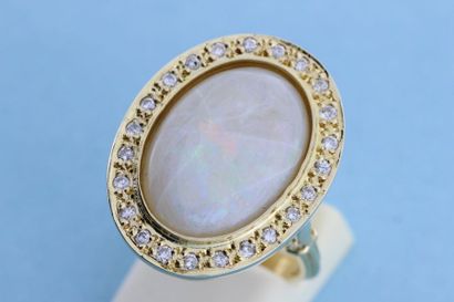 null 133- Bague en or ornée d'une opale entourée de brillants