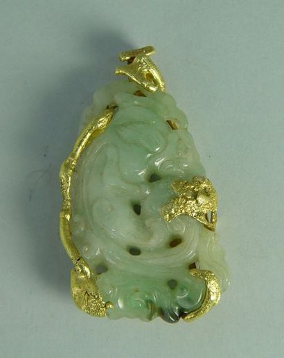 null 144- Roland SCHAD - Paris

Important pendentif en jade à décor de dragon

Monture...
