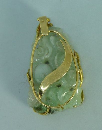 null 144- Roland SCHAD - Paris

Important pendentif en jade à décor de dragon

Monture...