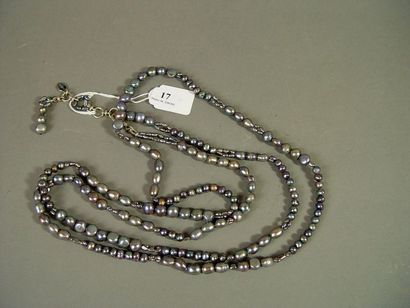null 17- Sautoir en perles d'eau douce grise

Longueur : 150 cm