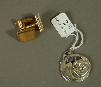 null 2- Pendentif en argent et paire de boutons de manchette