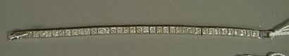 null 22- Bracelet en argent 925 millième orné de pierres blanches carrées

Longueur...