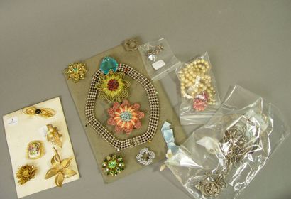 null 3- Lot de bijoux fantaisie : colliers, broches et bracelets