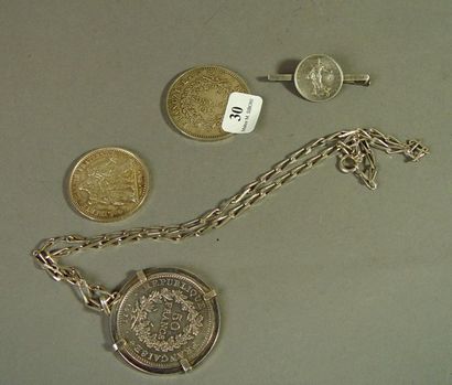null 30- Pièce de 50 F en argent montée en pendentif et sa chaîne, pièce de 50 F,...