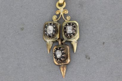 null 49- Collier en or et son pendentif serti de diamants taillés en roses

Pds :...