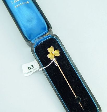 null 63- Epingle de cravate ''trèfle'' en or jaune sertie d'un diamant au centre
Ecrin
Pds...