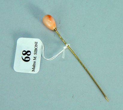 null 68- Epingle de cravate en or jaune ornée d'une poire de corail rose

Pds : 1,4...