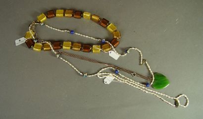 null 8- Chaîne de cou et pendentif ''coeur'', collier en perles de Murano et deux...