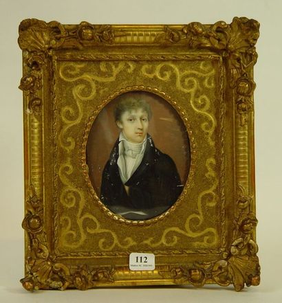 null 112- Ecole Française XIXème siècle

''Portrait de jeune homme''

Miniature ovale

(accident)

Hauteur...