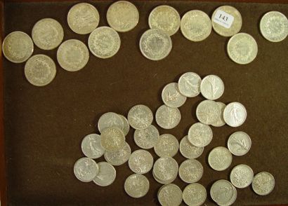 null 143- Trente-quatre pièces de 5 F en argent, treize pièces de 10 F en argent...
