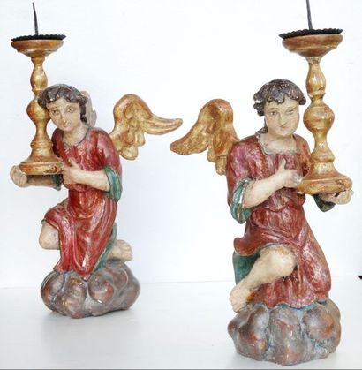 null 163- Paire de sculptures en bois polychrome et doré représentant des anges céroféraires,...