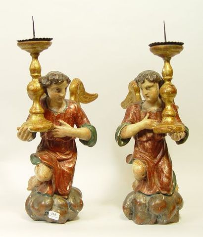 null 163- Paire de sculptures en bois polychrome et doré représentant des anges céroféraires,...