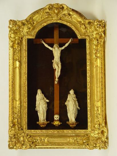null 171- Important calvaire en ivoire composé d’un christ sculpté du XVIIème siècle...