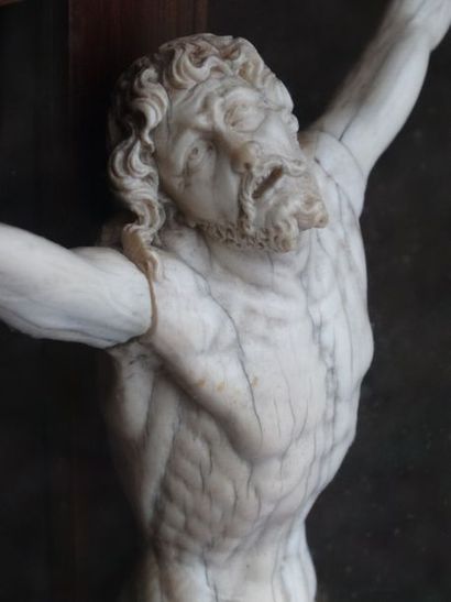 null 171- Important calvaire en ivoire composé d’un christ sculpté du XVIIème siècle...