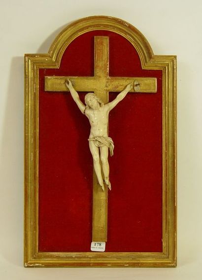 null 178- Crucifix en ivoire

(accidents)

H : 39 cm avec le cadre