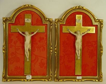 null 179- Deux crucifix en ivoire formant pendant

H : 34 cm