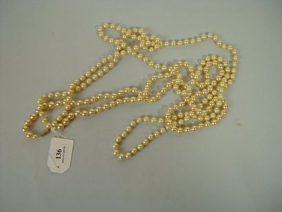 null 136- Deux grands sautoirs de perles fantaisie blanches