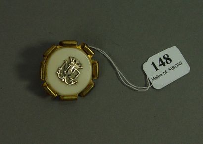 null 148- Broche miniature ronde en métal doré rehaussée d'une couronne au centre

XIXème...
