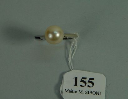 null 155- Bague en or gris ornée d'une perle de culture blanche akoya

Tour de doigt...