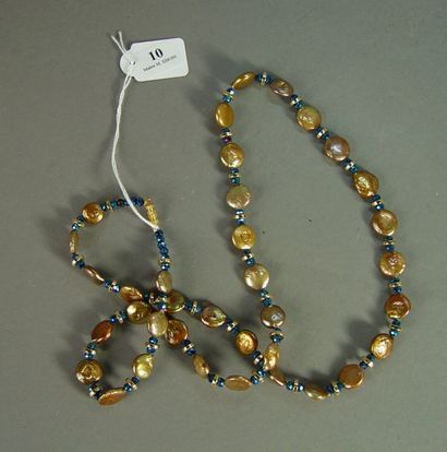 null 10- Sautoir en nacre marron et perles de cristal bleu

Longueur : 80 cm