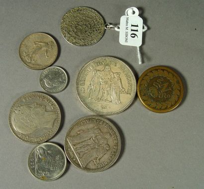 null 116- Pendentif, médaille et pièces de monnaie